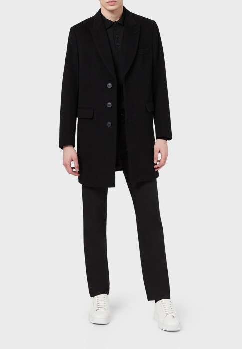 Товар черного цвета с внутренней стороны