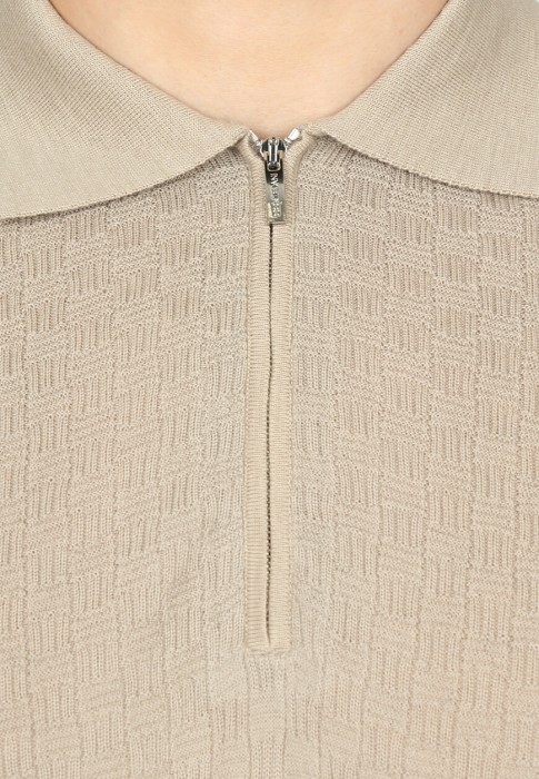 Товар бежевого цвета с внутренней стороны