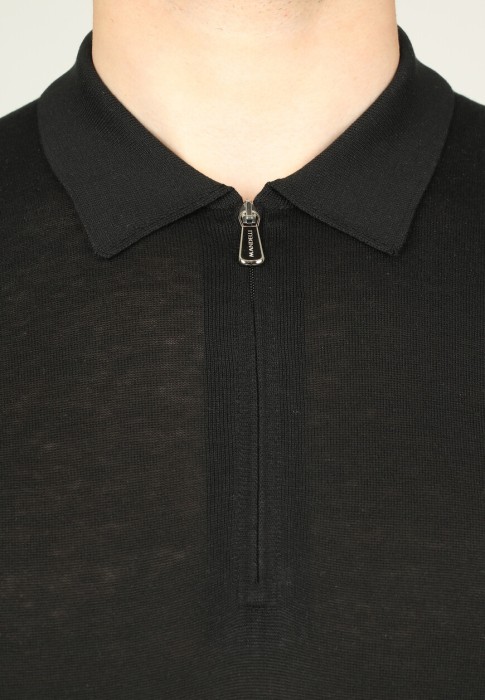 Товар черного цвета с внутренней стороны