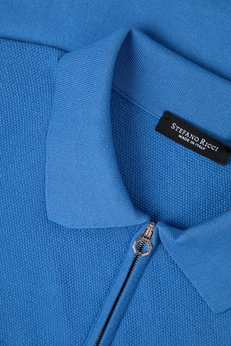 Товар синего цвета с внутренней стороны