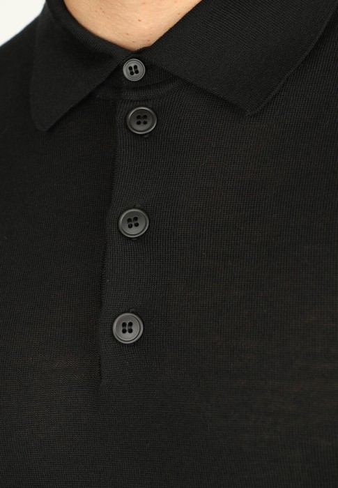 Товар черного цвета с внутренней стороны