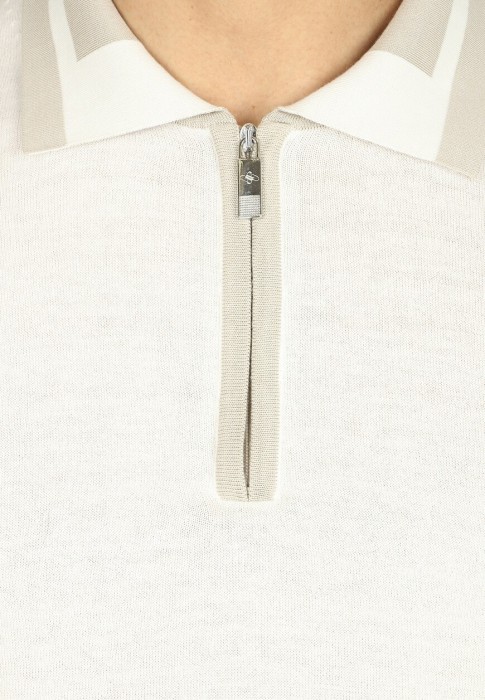 Товар бежевого цвета с внутренней стороны