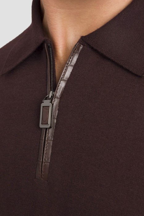 Товар коричневого цвета с внутренней стороны