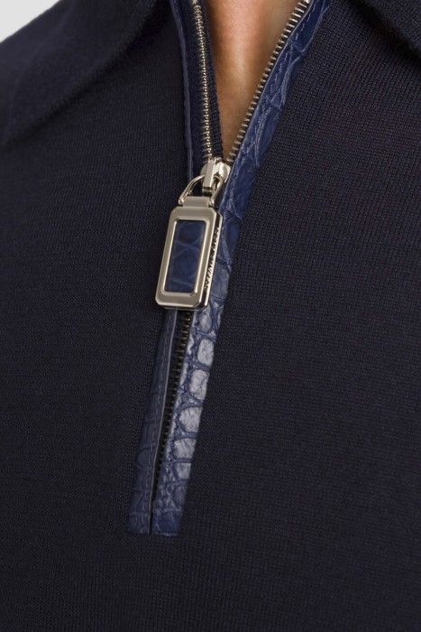 Товар синего цвета с внутренней стороны