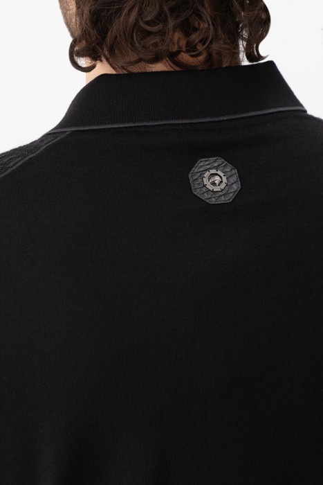 Товар черного цвета с внутренней стороны