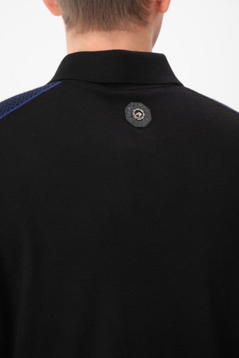 Товар черного цвета с внутренней стороны