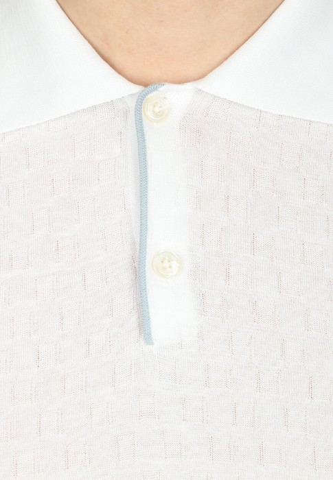 Товар белого цвета с внутренней стороны