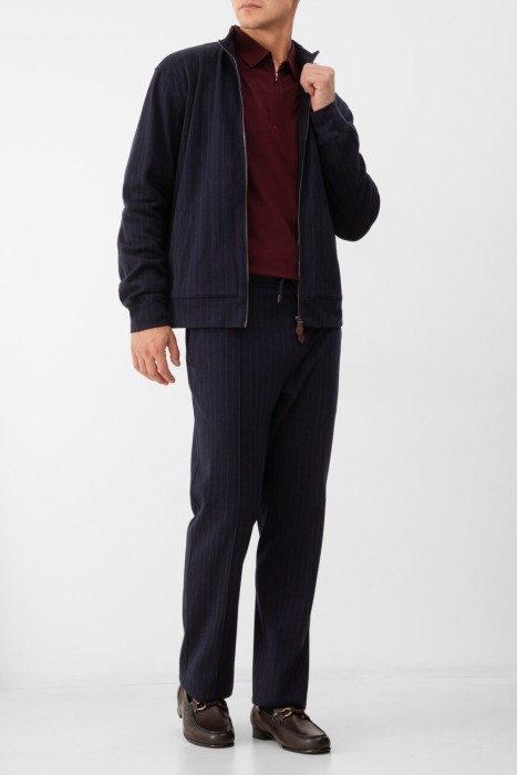 Товар красного цвета с внутренней стороны