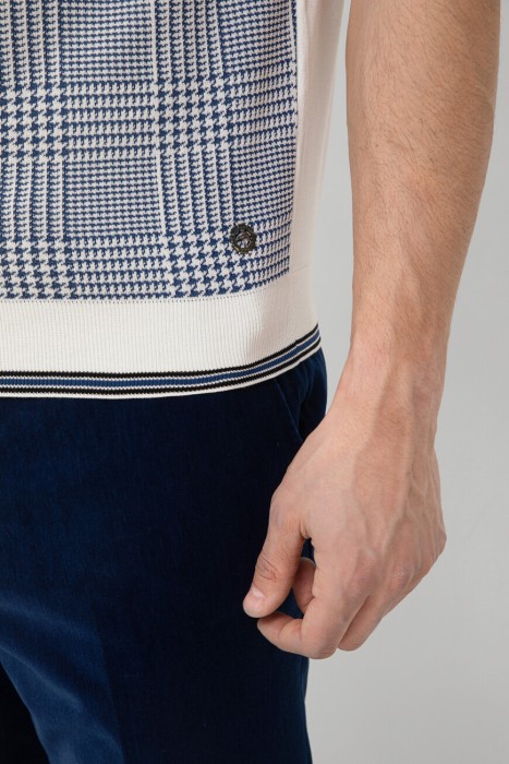 Товар белого цвета с внутренней стороны