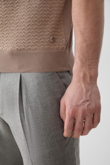 Товар бежевого цвета с внутренней стороны