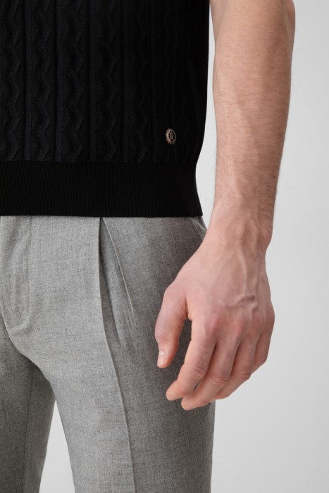 Товар черного цвета с внутренней стороны