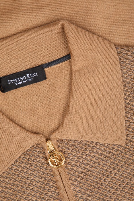 Товар коричневого цвета с внутренней стороны