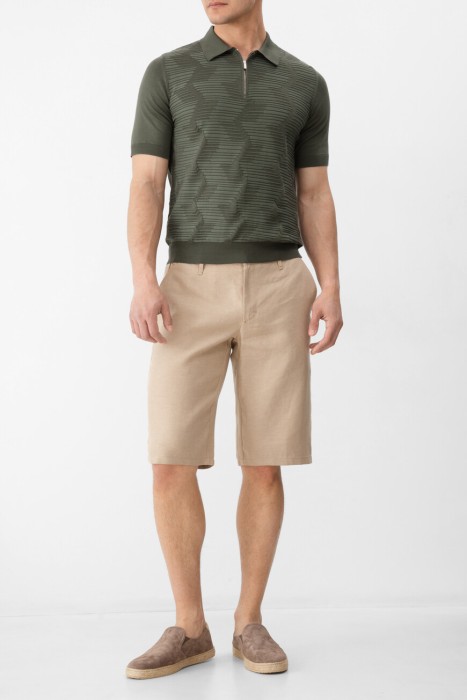 Товар хаки цвета с внутренней стороны