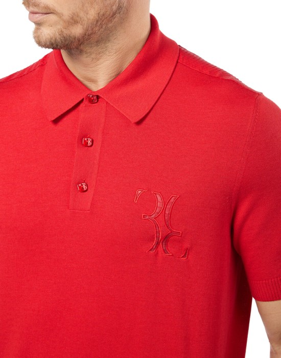 Товар красного цвета с внутренней стороны