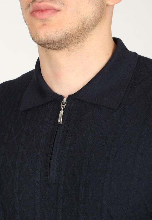 Товар синего цвета с внутренней стороны