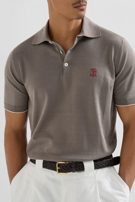 Товар коричневого цвета с внутренней стороны