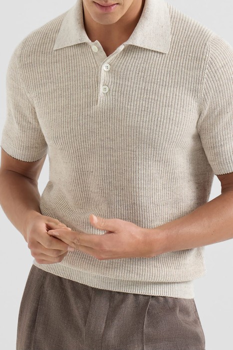 Товар бежевого цвета с внутренней стороны