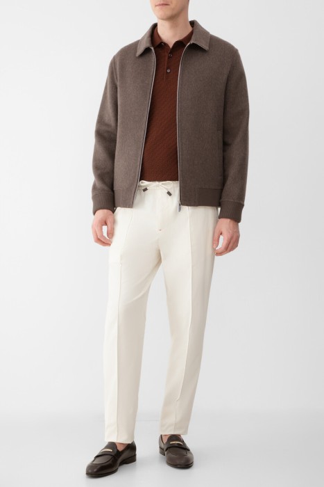 Товар коричневого цвета с внутренней стороны