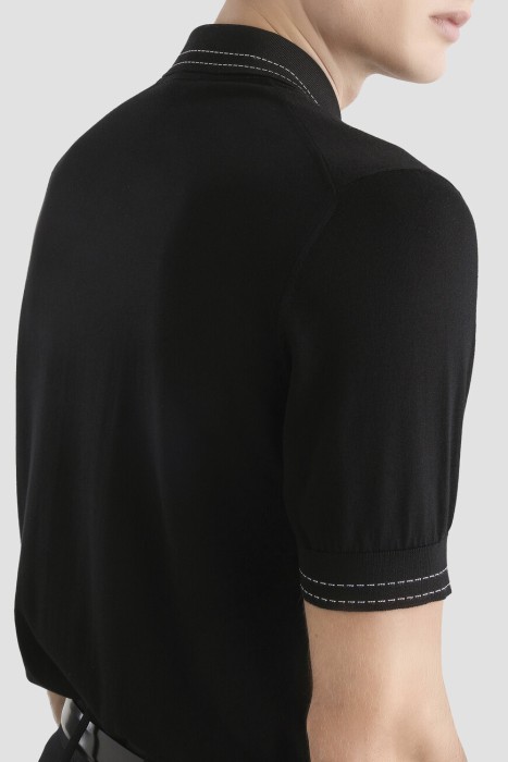 Товар черного цвета с внутренней стороны