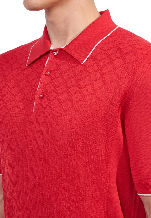 Товар красного цвета с внутренней стороны