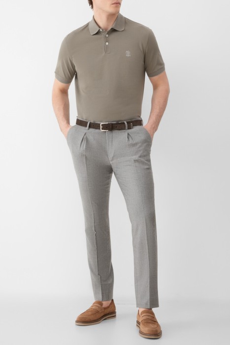 Товар хаки цвета с внутренней стороны