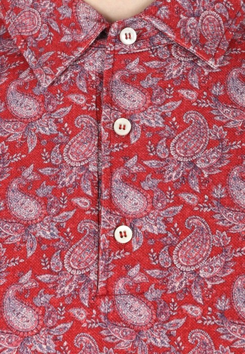 Товар красного цвета с внутренней стороны