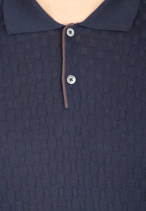 Товар синего цвета с внутренней стороны