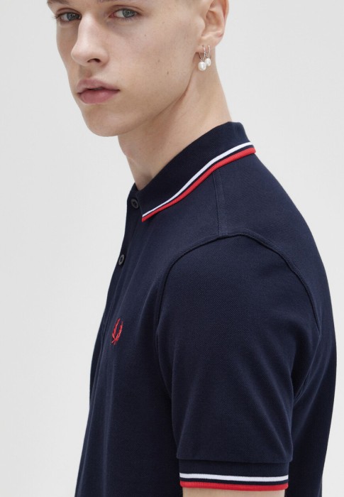 поло  от бренда fred perry вид слева