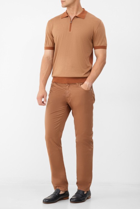 Товар коричневого цвета с внутренней стороны