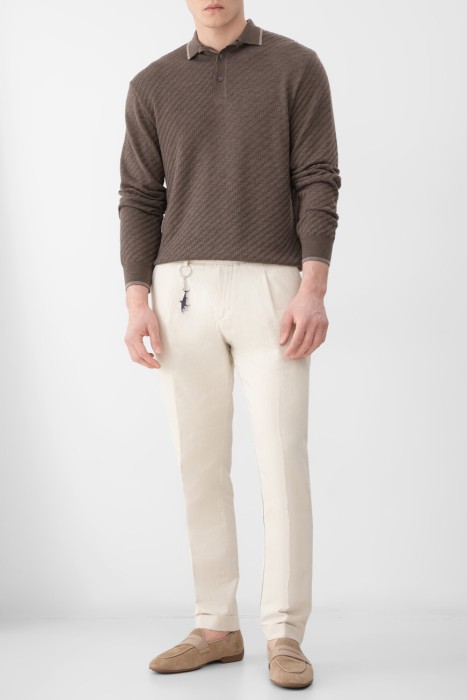 Товар коричневого цвета с внутренней стороны