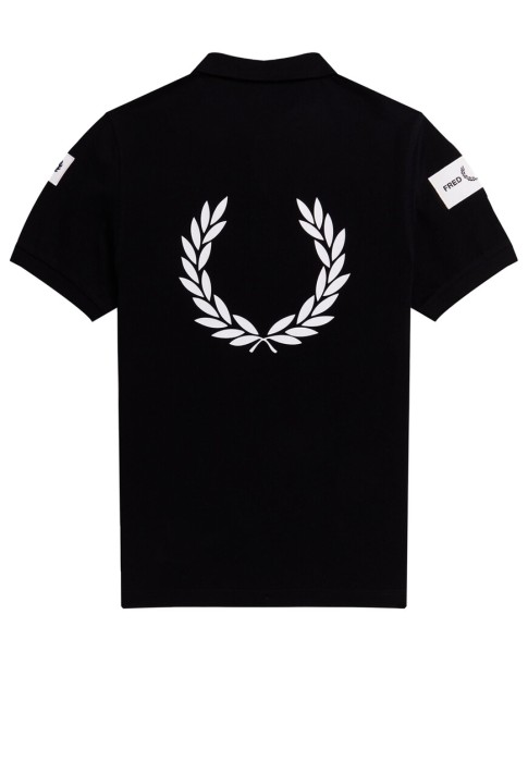 поло  от бренда fred perry вид слева