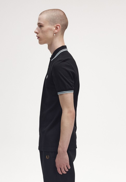 поло  от бренда fred perry вид слева
