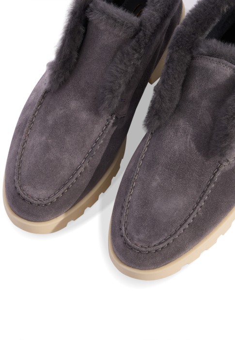 Товар серого цвета с внутренней стороны