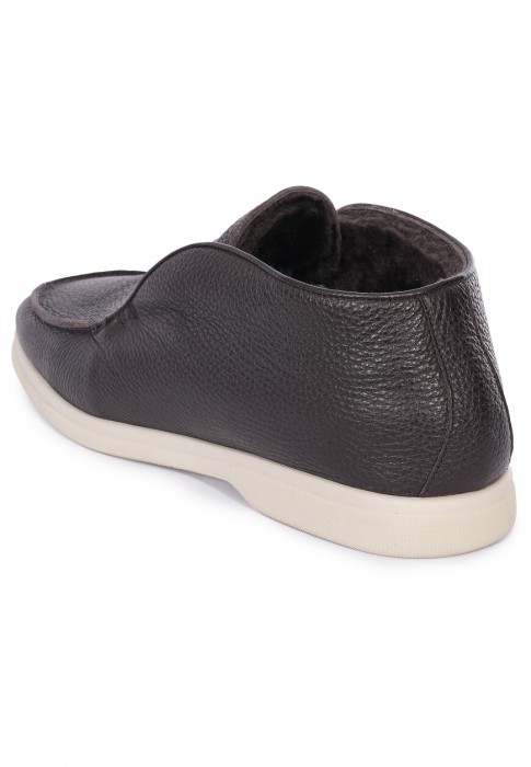 Товар коричневого цвета с внутренней стороны