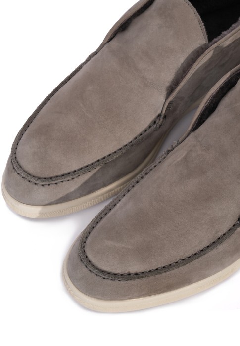 Товар серого цвета с внутренней стороны