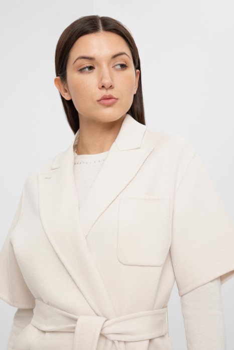 Товар бежевого цвета с внутренней стороны