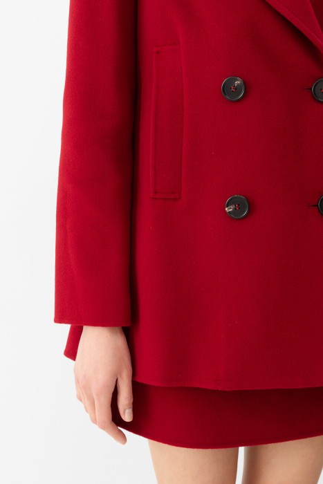 Товар красного цвета с внутренней стороны