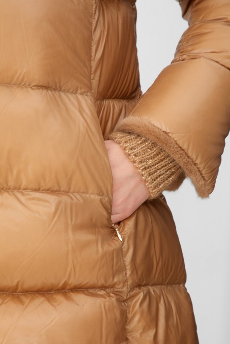 Товар коричневого цвета с внутренней стороны