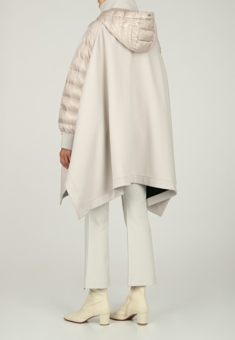 Товар бежевого цвета с внутренней стороны