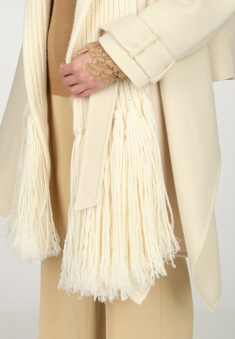 Товар белого цвета с внутренней стороны