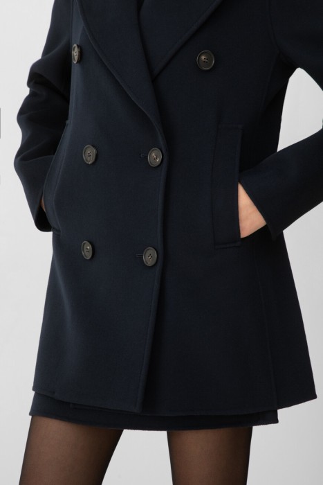 Товар синего цвета с внутренней стороны