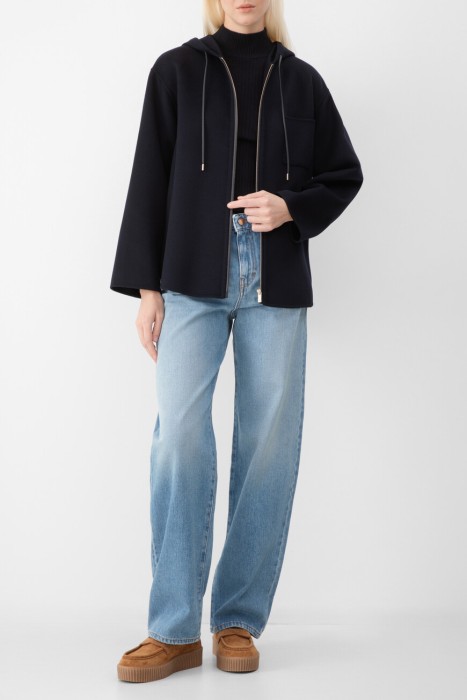 Товар синего цвета с внутренней стороны