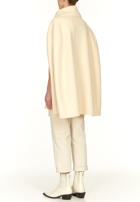 Товар бежевого цвета с внутренней стороны