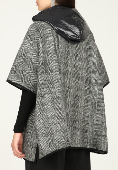 Товар черного цвета с внутренней стороны