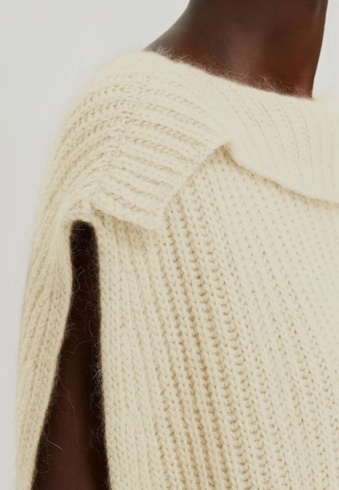 Товар белого цвета с внутренней стороны