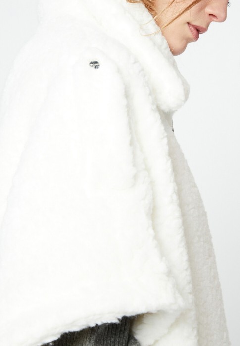 пончо  универсального стиля с лицевой стороны