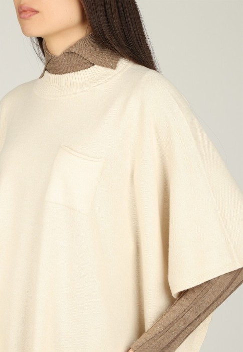 Товар бежевого цвета с внутренней стороны