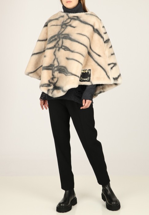 пончо  по цене 220430 руб вид справа