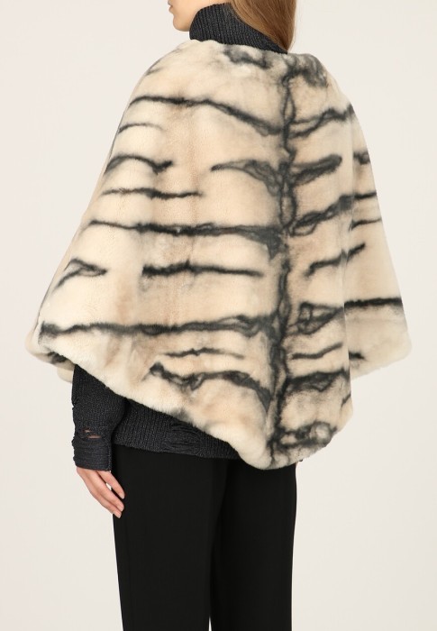 Товар бежевого цвета с внутренней стороны