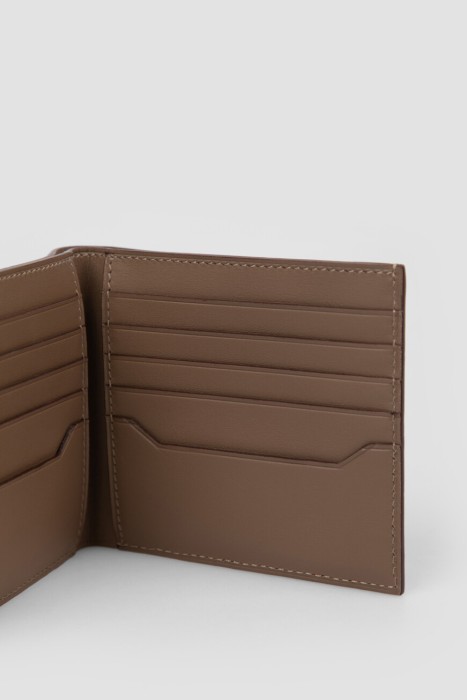 Товар зеленого цвета с внутренней стороны